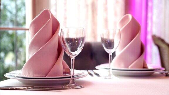 豪华餐厅里装饰精美的宴会桌鲜花郁金香作为一个美丽的餐桌装饰在餐厅