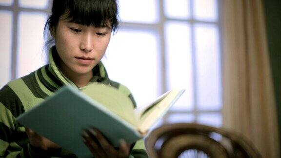 亚洲女学生在家学习