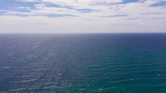 海景鸟瞰图蓝色的海和天空和云