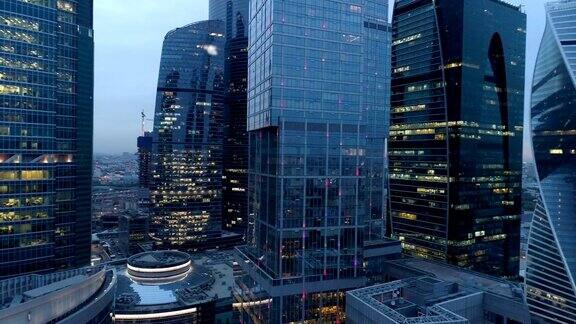 市中心摩天大楼的迷人景色摩天大楼晚上的办公室4k