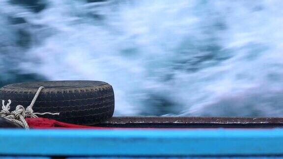 轮胎和水波后面的船