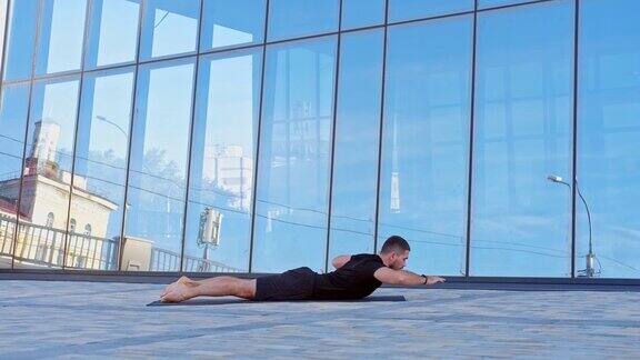 男运动员练习瑜伽练习伸展运动健身莲花姿势战士姿势