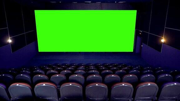 黑暗空旷的电影院大厅和绿色的屏幕