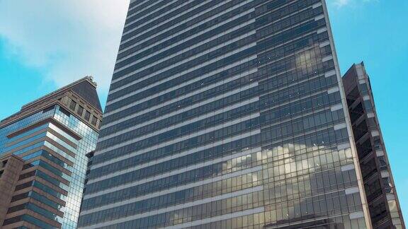玻璃幕墙反射的摩天大楼