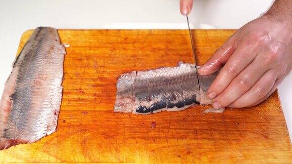 盐腌鲱鱼剥去鱼皮、内脏和骨头切成块