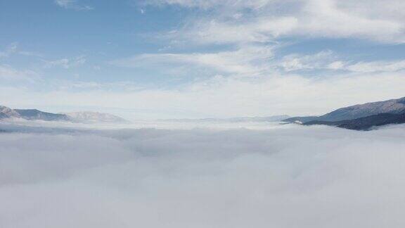 云雾山景观与蓝天-无人机的观点