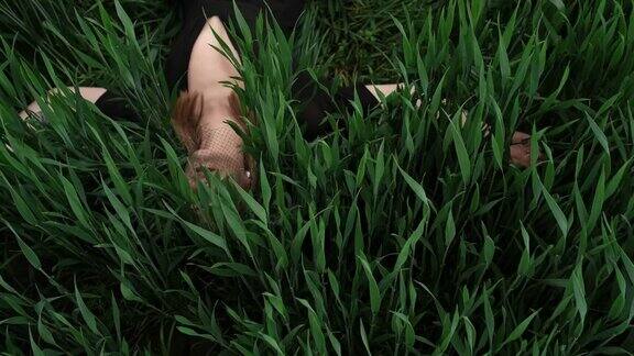 穿着黑衣的女孩躺在草地上