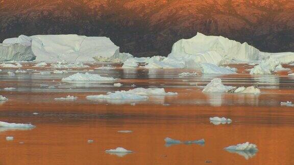 美丽的橙色景观与巨大的冰山格陵兰岛