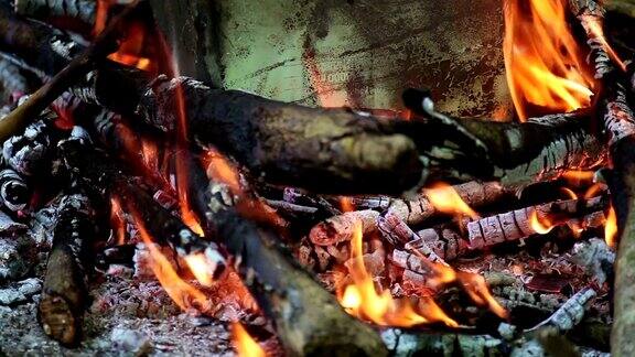 燃烧的木头和燃烧的余烬