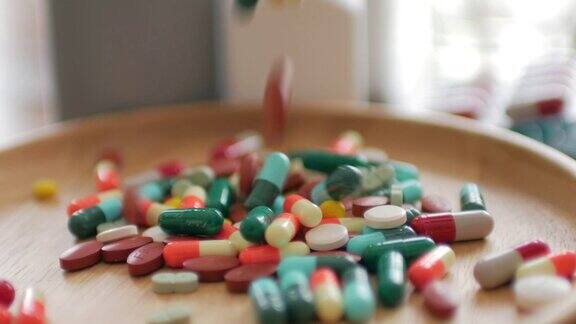 药品处方瓶和药丸的特写医学概念多莉拍摄