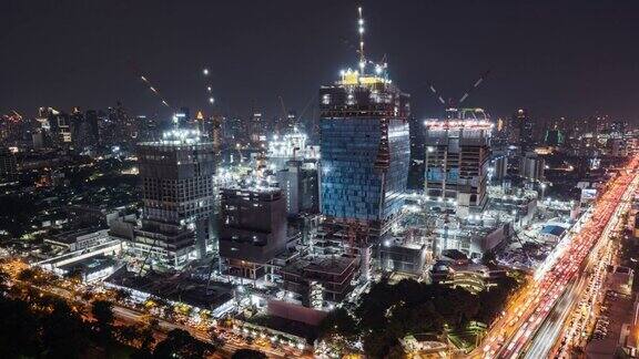 亚洲城市道路上建筑工地、汽车交通运输的昼夜动态先进的建筑技术繁忙的市中心城市景观发展的工业国家理念