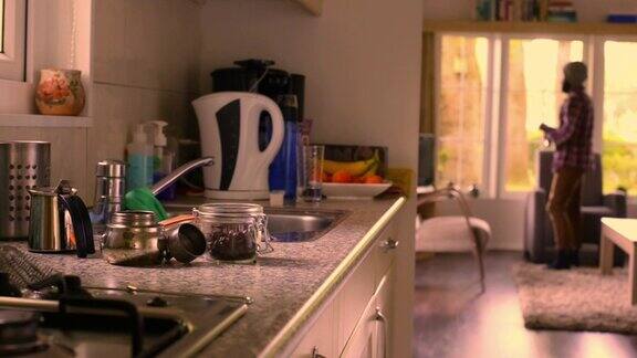 俯视图人的手磨咖啡豆在厨房