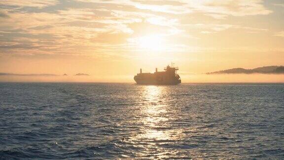 货轮在日落时驶过海面