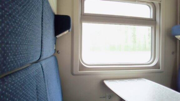 火车车厢的窗户窗户后面的自然相机的运动