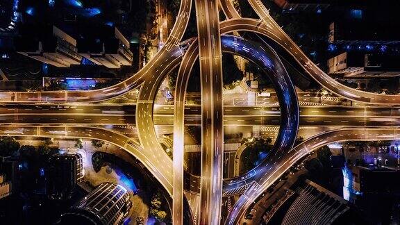 天桥及城市交通夜间鸟瞰图