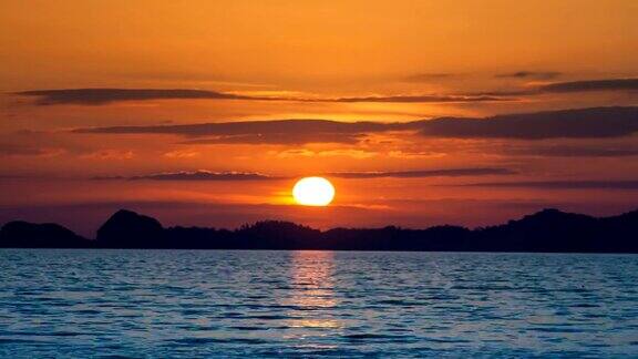 美丽的日落在热带海洋