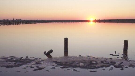 乌克兰西瓦什湖粉红色盐湖上废弃盐厂的木柱