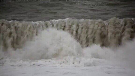 黑暗的海水在暴风雨中阴沉的天气