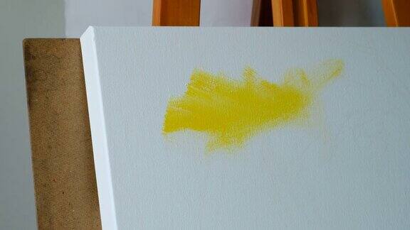 4K:艺术家用画笔在白色画布上画的丙烯酸颜料的特写镜头