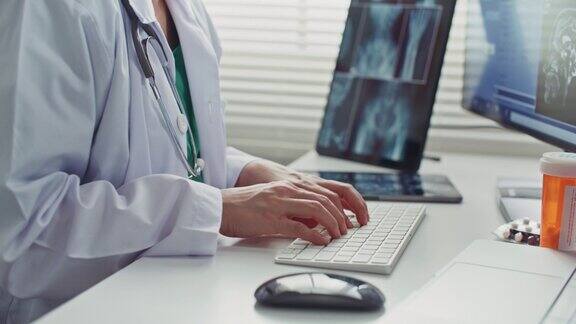 医生在医院的办公桌前使用电脑医疗保健和医学概念
