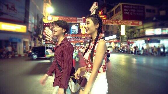 旅行者亚洲夫妇在曼谷唐人街旅行