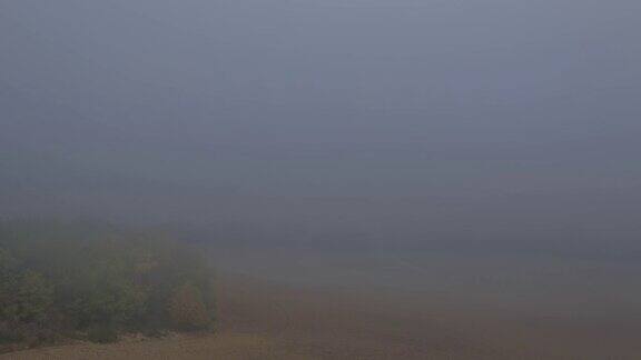 浓雾笼罩着秋天的田野时间流逝