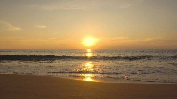 夕阳金色的海滩大海和金色的天空背景