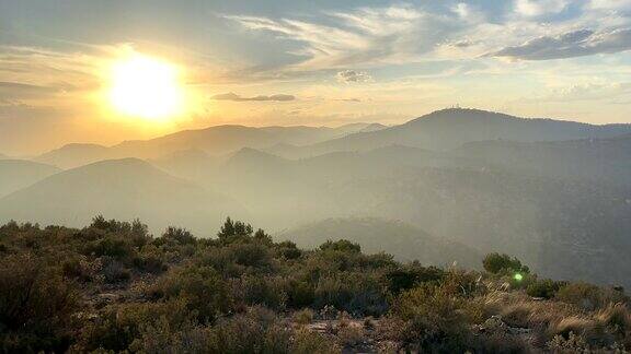 日落时的山景晚霞有云的金山在山上远足