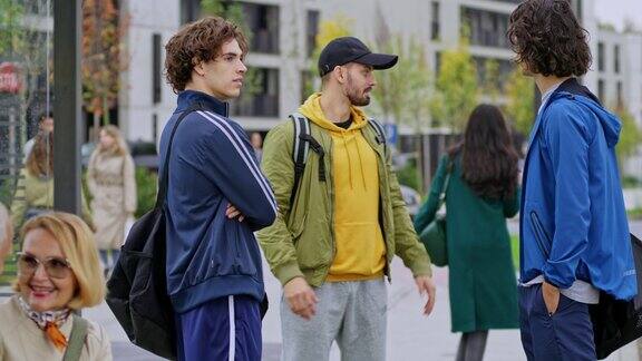LD三个男性朋友在公共汽车站聊天