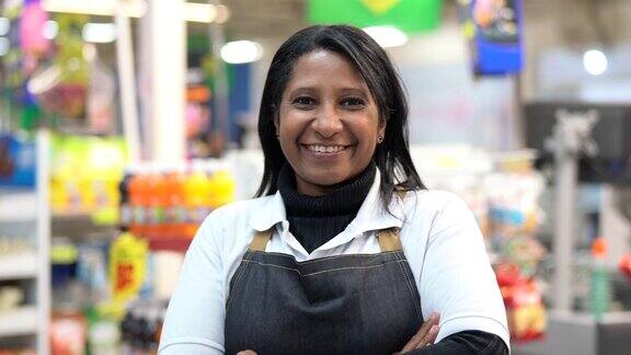 一个微笑的超市卖家的肖像