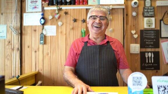 一个快乐的收银员在餐厅工作的肖像