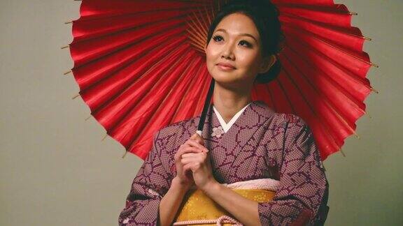 穿着和服的日本妇女