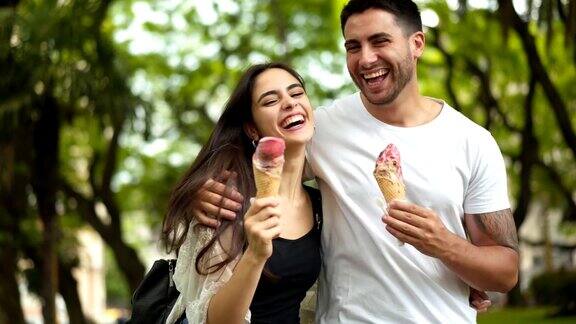 微笑的夫妇吃着冰淇淋