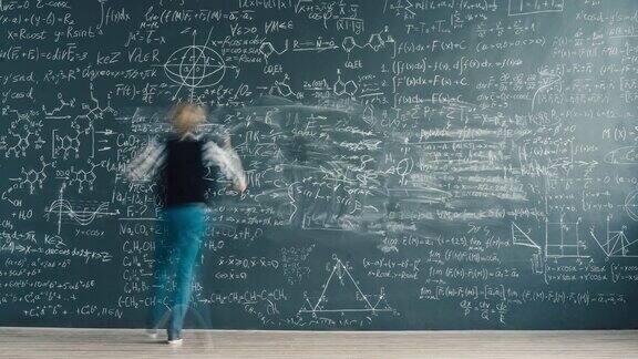 聪明的学生在黑板上写公式做科学练习的时间流逝