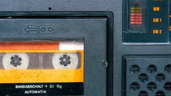 老式的黄色磁带在磁带录音机旋转