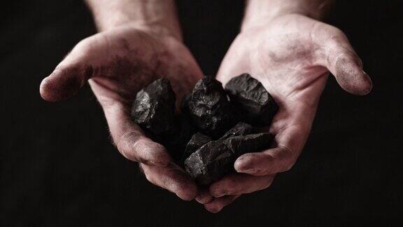一名矿工展示他手中的煤块