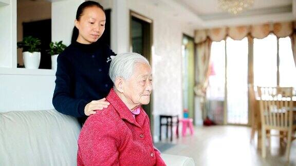 照顾老年妇女梳头