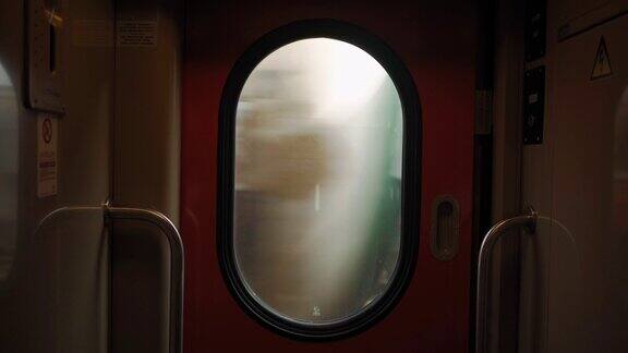 子弹头列车在铁轨上行驶在火车上旅行火车空窗的内景