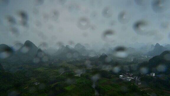 喀斯特地貌在雨中达到顶峰