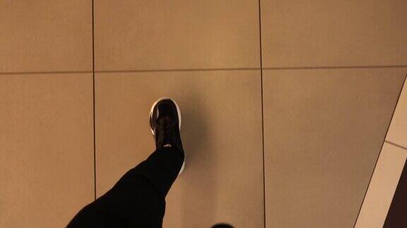 人走在瓷砖地板上用白色箭头fpv圈