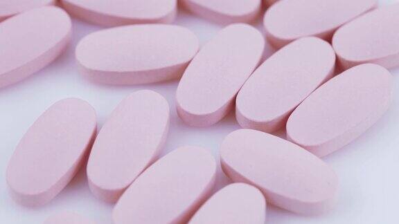 椭圆形的粉红色药片在盘子里