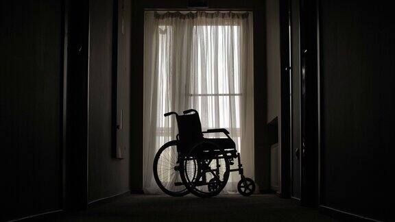 停在医院走廊的空轮椅