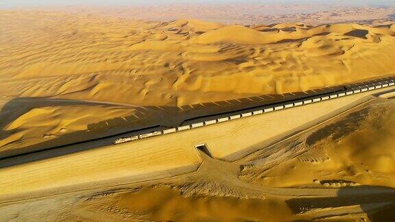 一列火车穿越阿联酋沙漠的鸟瞰图