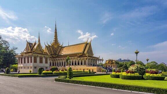 皇家宫殿的时间流逝在柬埔寨首都金边中心以蓝天为背景的广阔视野