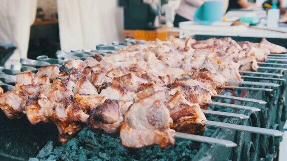 烤肉串是在街头食品市场烧烤的街的厨房