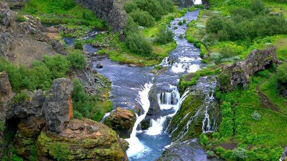 Gjain峡谷的瀑布和水流