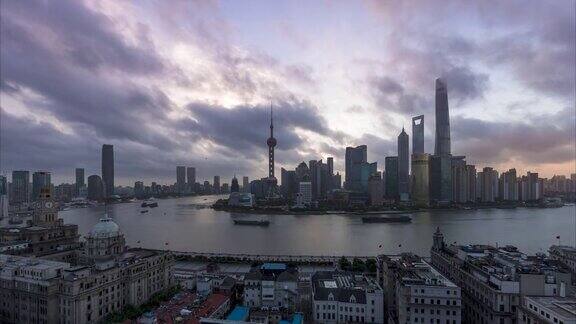 4K时间推移的上海和城市景观在日出