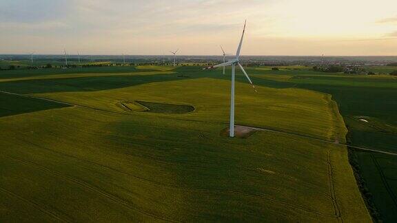 旋转的风车涡轮机放大与波兰农业农村的背景