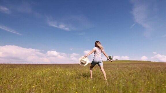 无忧无虑的年轻女子独自在草地上奔跑