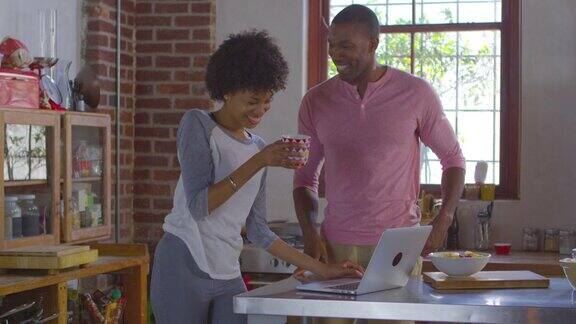 一对黑人夫妇在厨房用电脑喝咖啡用R3D拍摄
